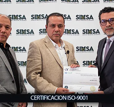 Equipo de SIMSA presentando la certificación oficial bajo la norma internacional ISO 9001:2015