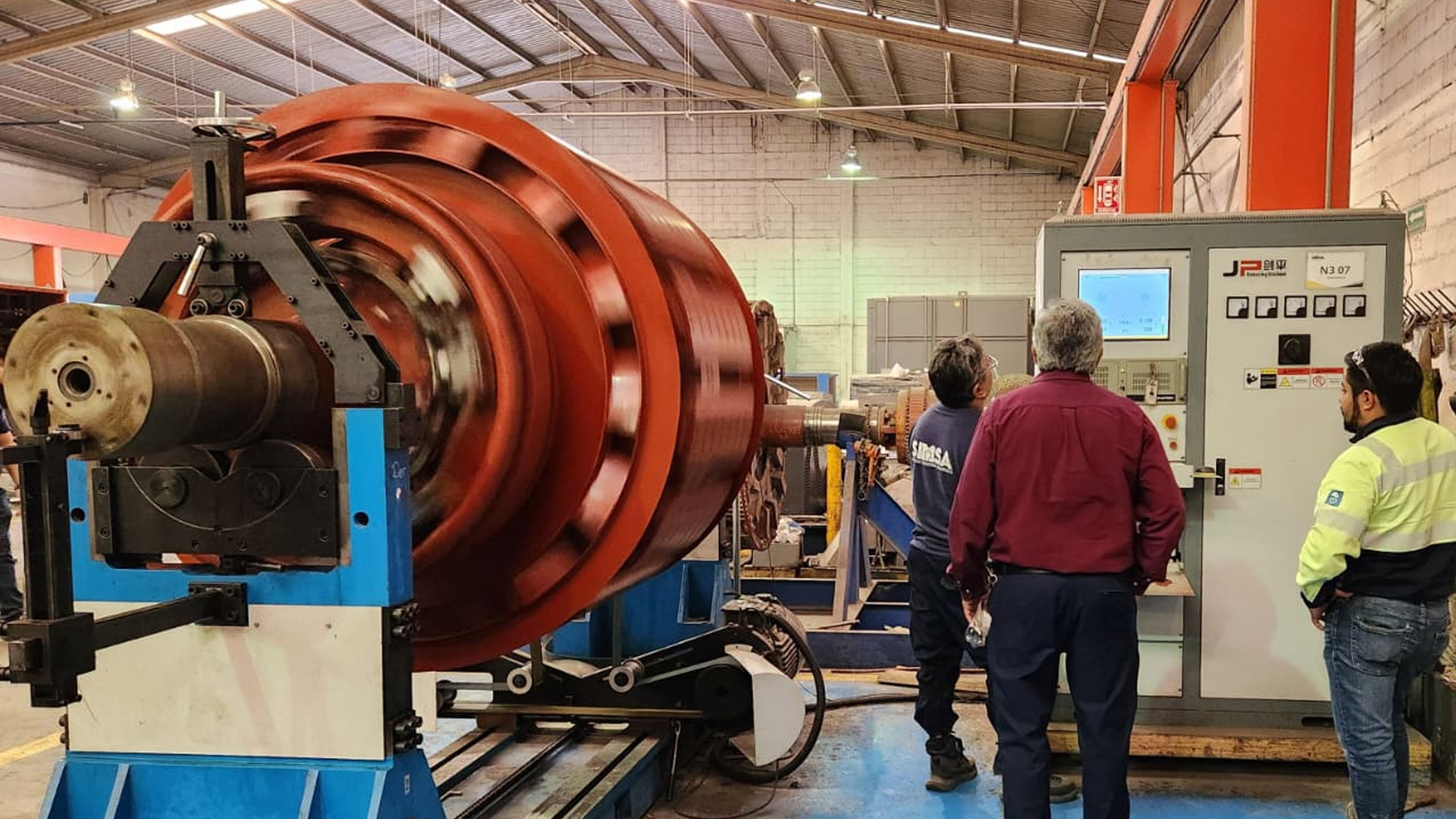 Proceso de reparación y balanceo de rotor para motor eléctrico industrial realizado por técnicos especializados de SIMSA
