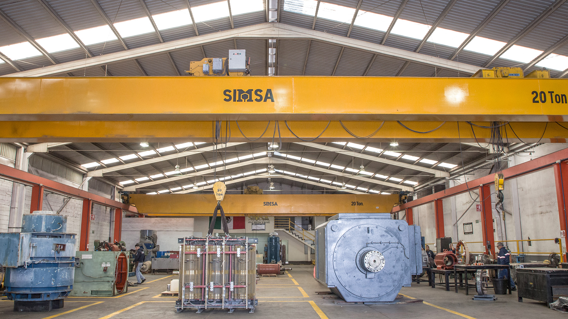 Taller de reparación de motores eléctricos industriales con grúas puente de alta capacidad en SIMSA México