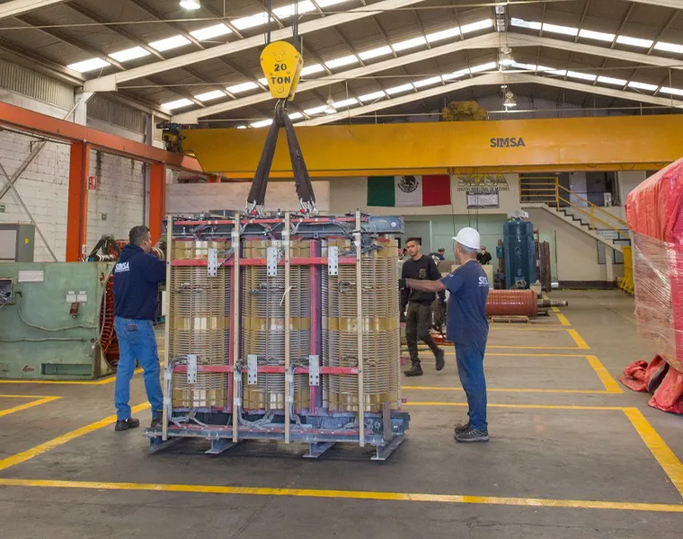 Maniobra de mantenimiento y ensamble de transformadores eléctricos industriales