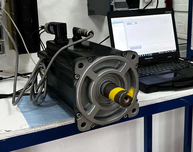 Diagnóstico especializado y reparación de servomotores con software de precisión