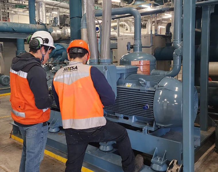 Técnicos de SIMSA realizando servicio de campo y diagnóstico preventivo en sitio