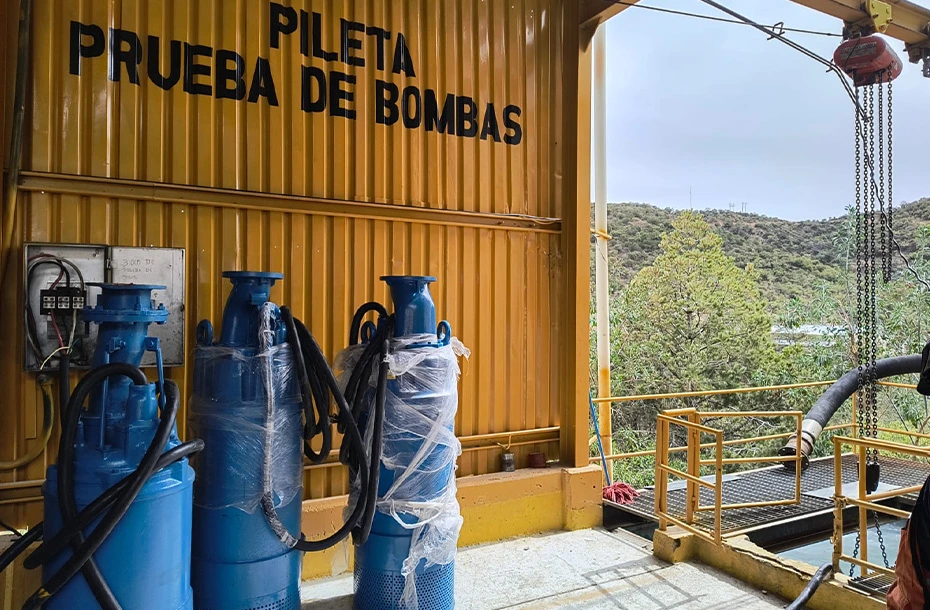 Área de pileta de prueba para certificación y diagnóstico de funcionamiento de bombas sumergibles Tsurumi.