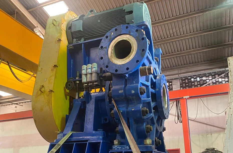 Bomba centrífuga industrial de 200HP de alta capacidad para procesos mineros y manejo de fluidos pesados.