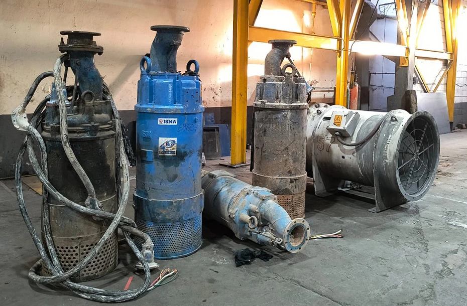 Inventario de bombas sumergibles Tsurumi e ISMA de 150HP listas para instalación o reparación.