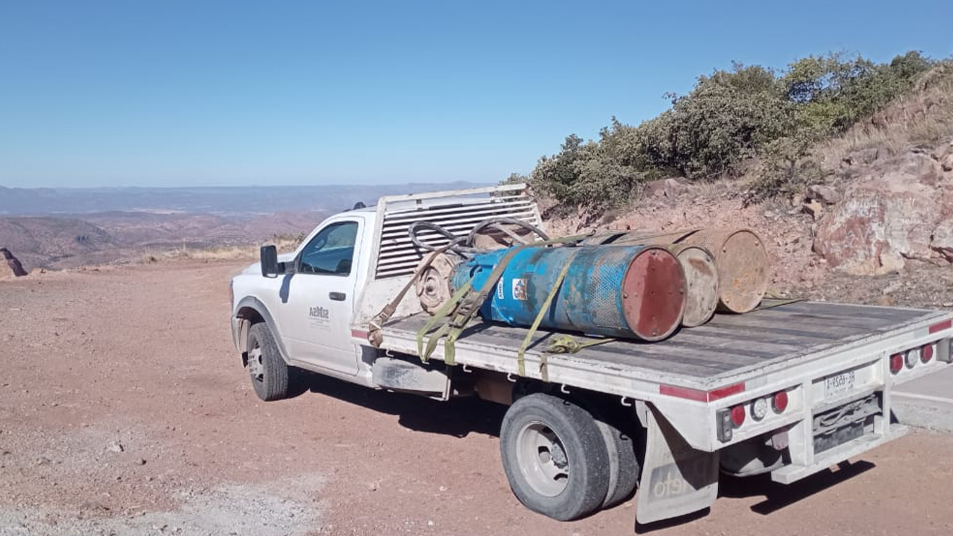 Unidad de servicio SIMSA en zona de difícil acceso para mantenimiento de bombas de pozo profundo.