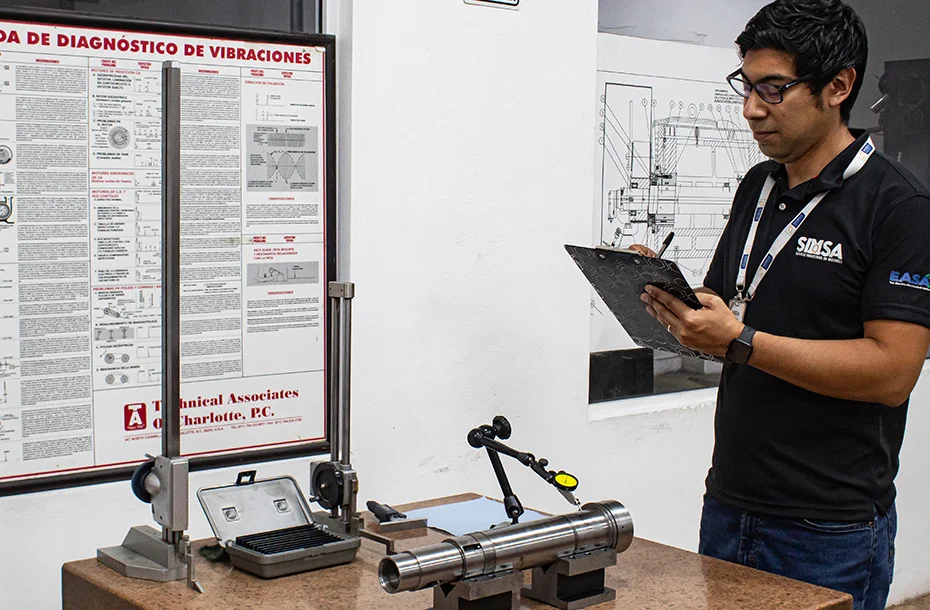 Técnico realizando pruebas de metrología y diagnóstico de vibraciones en un eje.