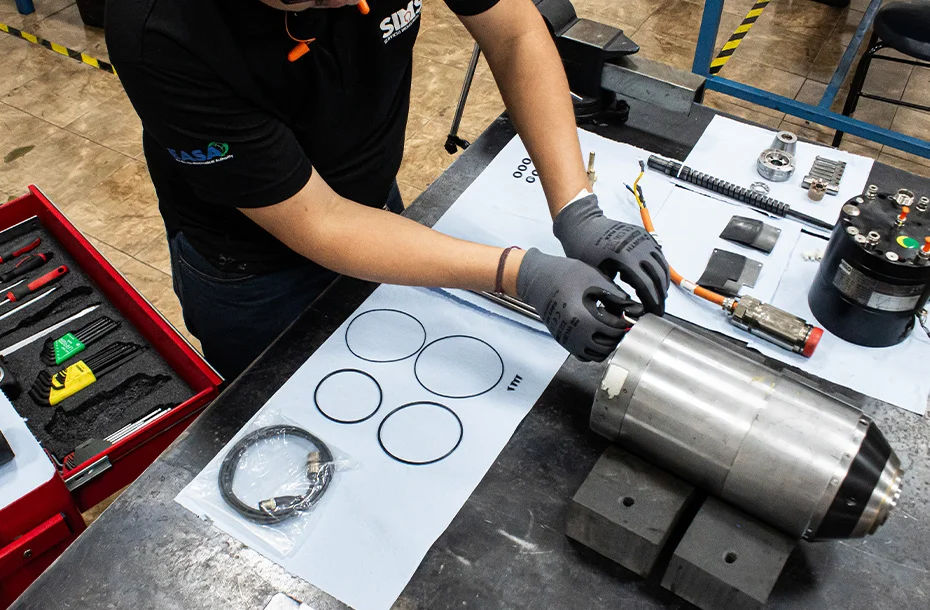 Desarmado y limpieza de componentes internos de un husillo motorizado en taller.