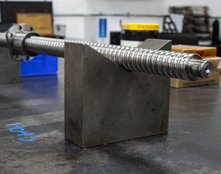 Reparación especializada de tornillos de bolas industriales y sistemas de movimiento