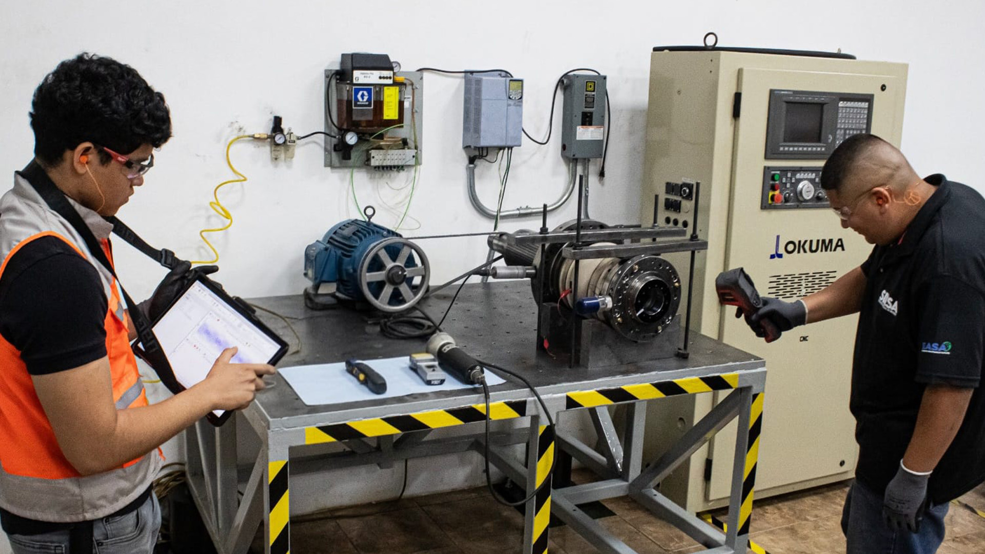 Monitoreo térmico con cámara infrarroja durante la prueba de carga de un husillo industrial.