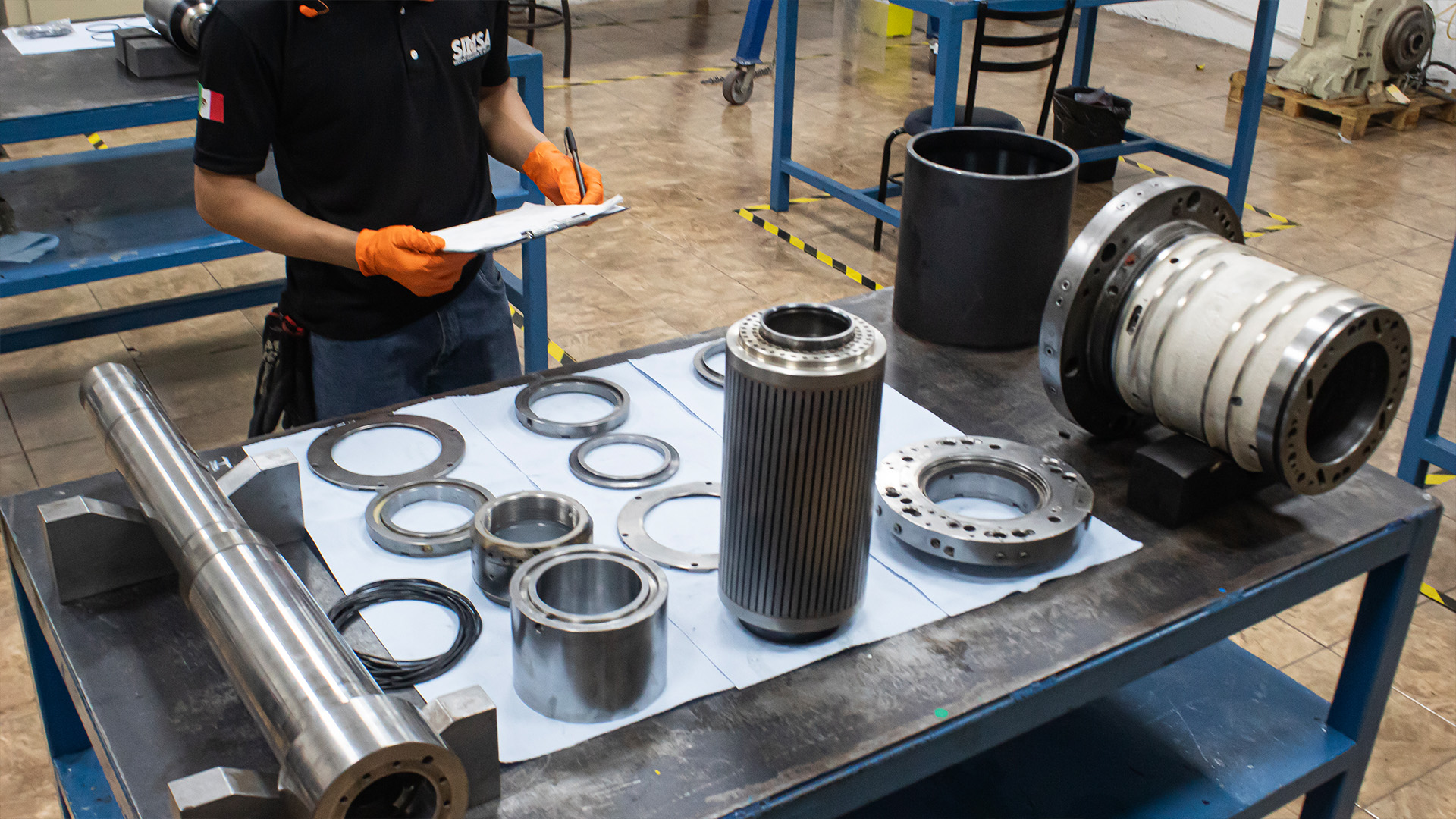Vista detallada de componentes de precisión, baleros y sellos durante el proceso de reparación de un tornillo de bolas.