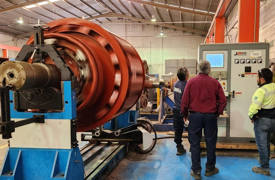 Prueba de balanceo dinámico de rotor industrial de gran escala para reducción de vibraciones y mantenimiento predictivo.
