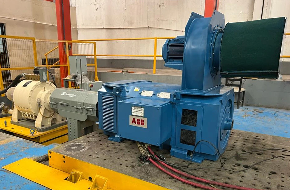 Motor industrial ABB en banco de pruebas dinámicas para validación de eficiencia y diagnóstico de operación.