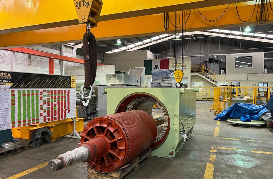 Proceso de inspección y ensamble de estator y rotor en taller de mantenimiento electromecánico de alta capacidad.
