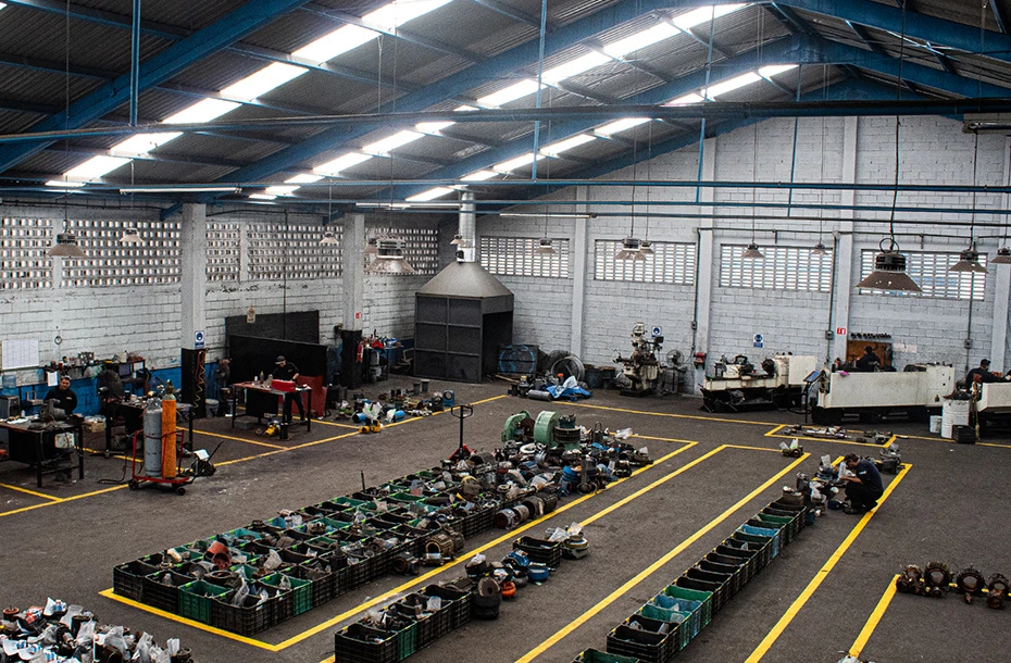 Vista panorámica de la infraestructura y capacidad instalada del taller de mantenimiento industrial SIMSA, mostrando orden y limpieza.