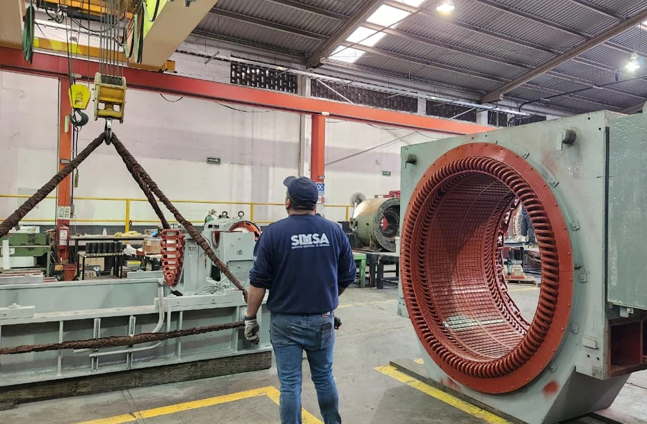 Maniobra de izaje y supervisión de estator para motor eléctrico de gran potencia en taller electromecánico SIMSA.