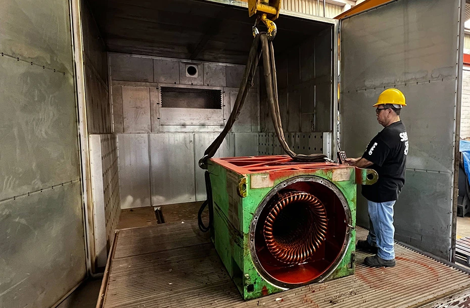 Ingreso de estator industrial a horno de curado para proceso de barnizado y aislamiento eléctrico especializado.
