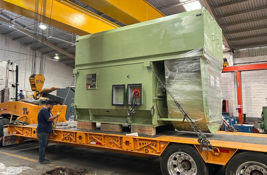 Logística de transporte para motor industrial de media tensión tras servicio de reparación y mantenimiento.