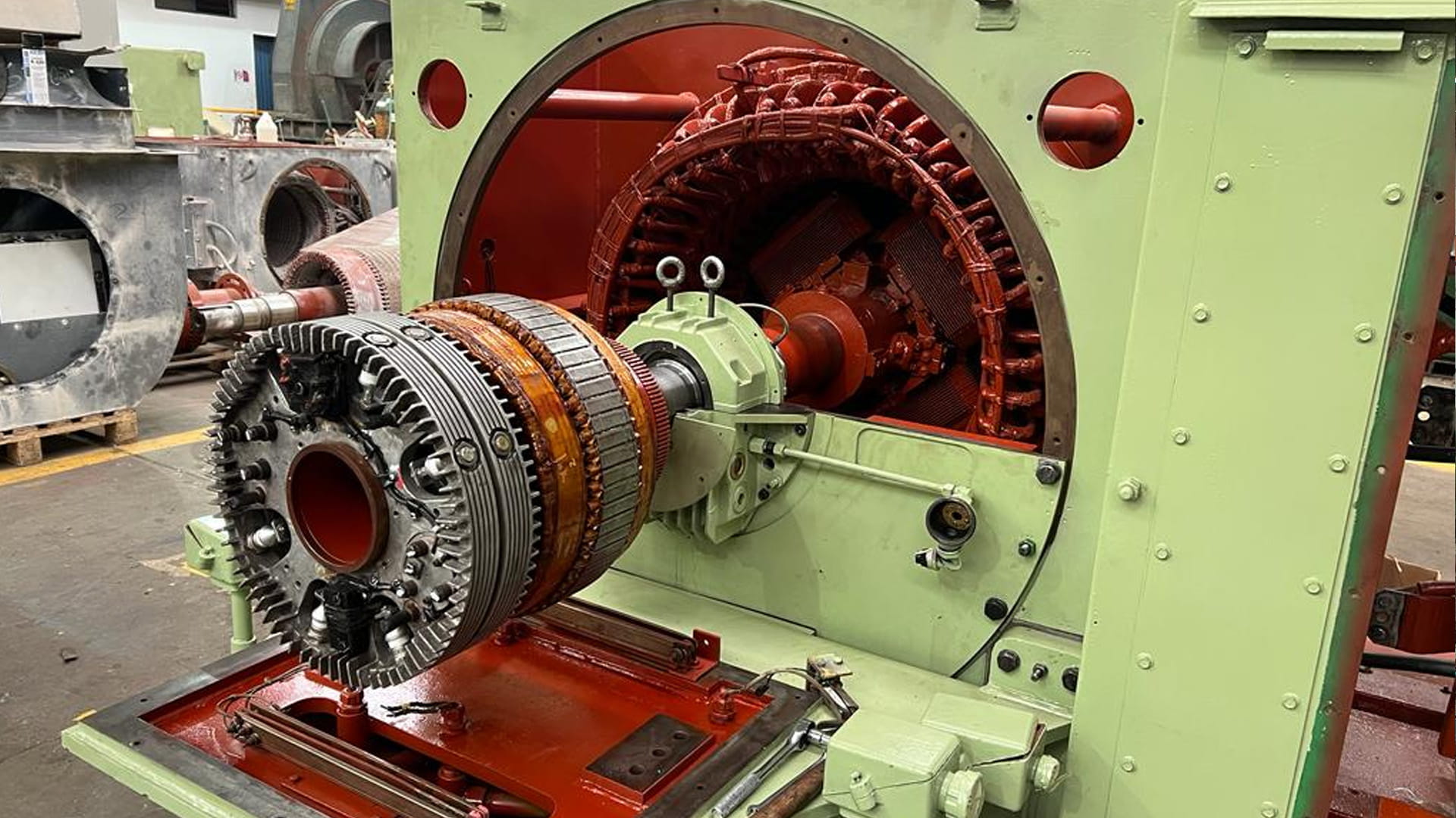 Montaje de componentes internos y ajuste de precisión en un motor eléctrico de alta tensión.