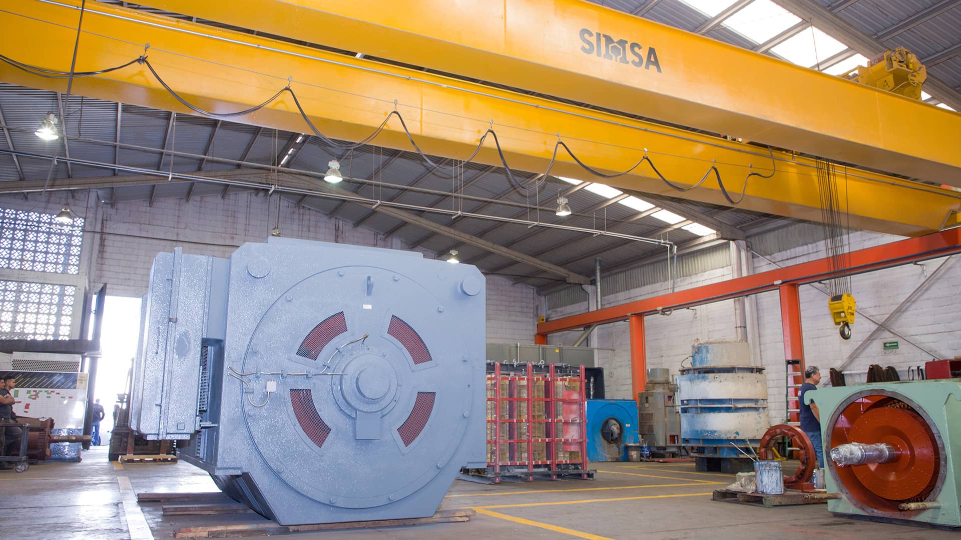 Motor eléctrico de gran capacidad terminado y listo para su despacho en el área de logística del taller.