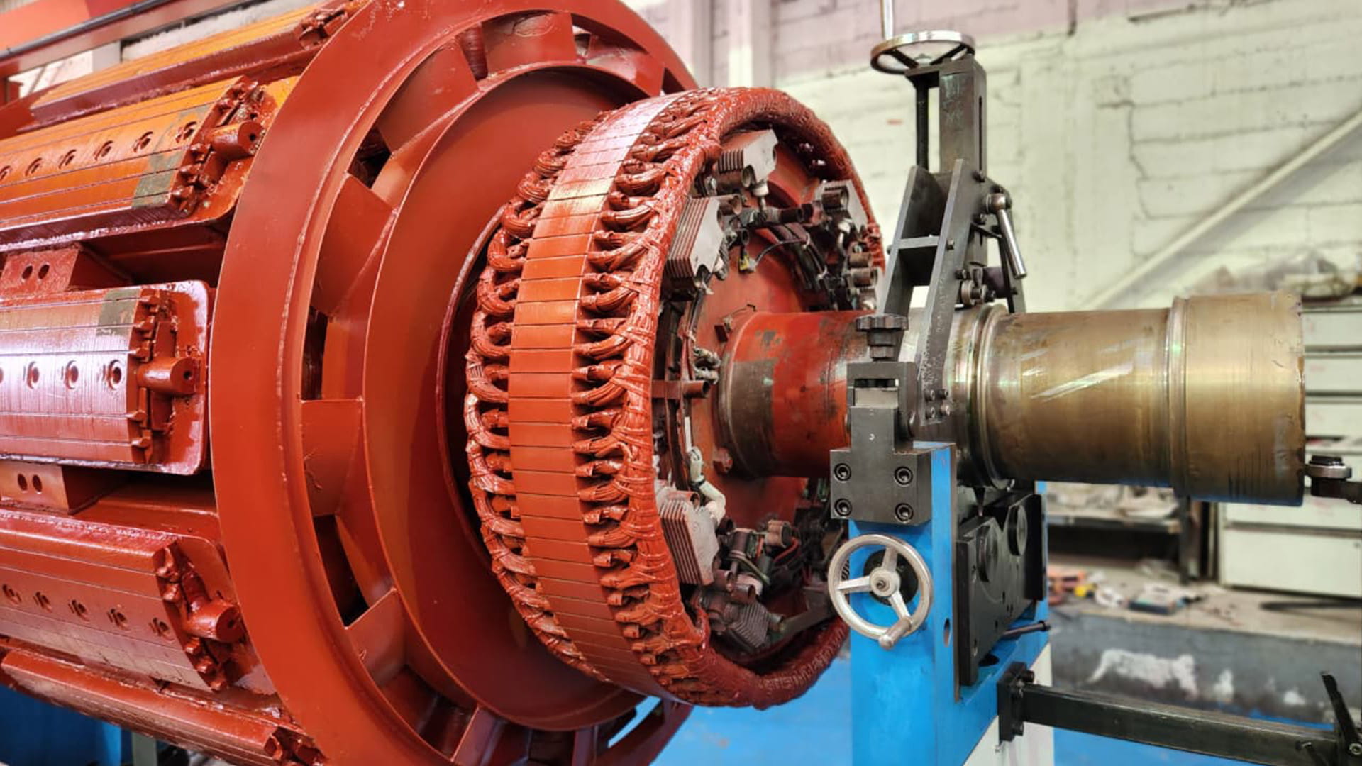 Detalle técnico de un rotor industrial en proceso de mantenimiento del conmutador y bobinado.