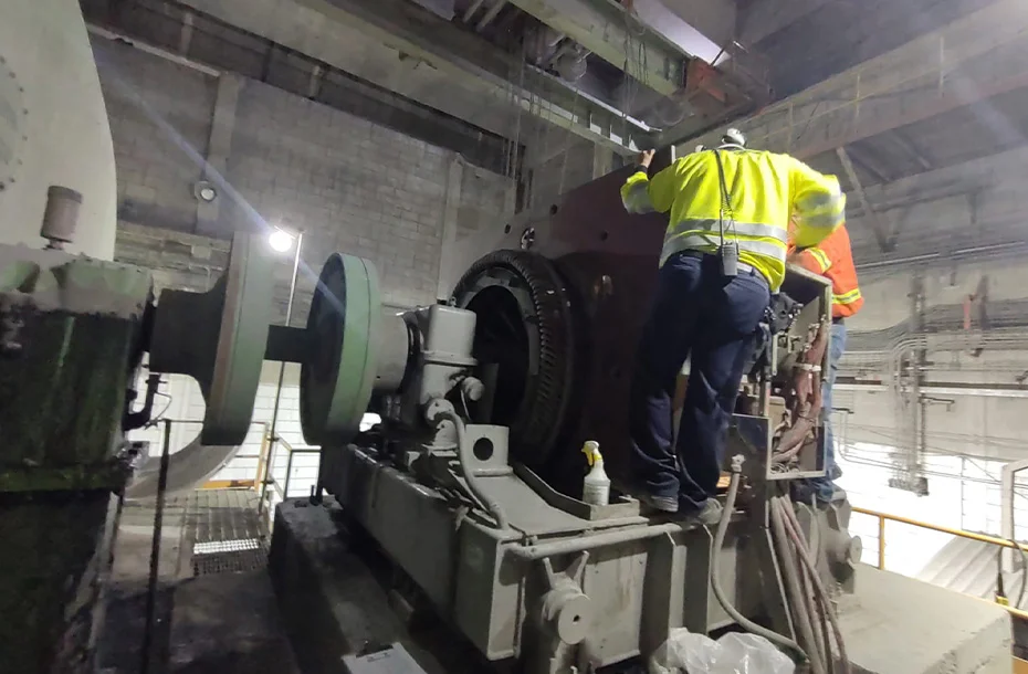 Ingenieros de campo supervisando la alineación y el estado físico de un sistema de acoplamiento entre motor y carga.