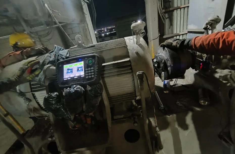 Uso de equipo de alineación láser de alta precisión para corregir la desviación entre el motor y la transmisión mecánica.