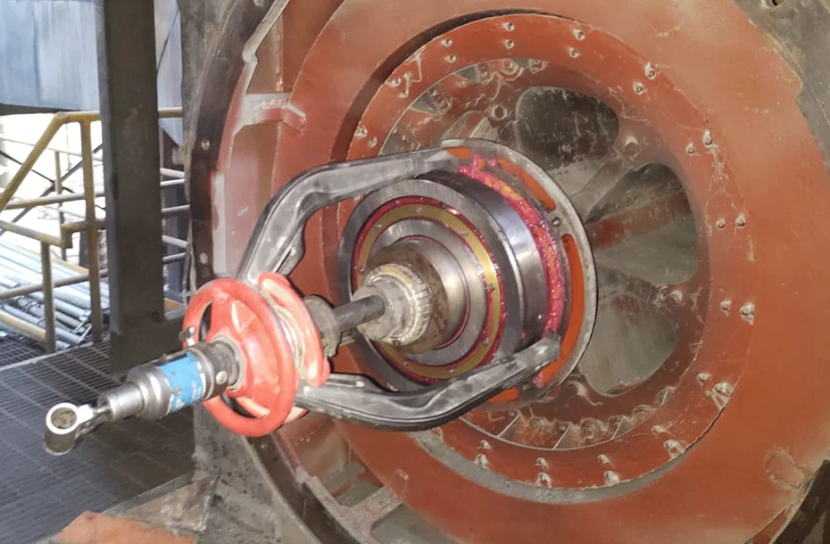 Proceso de extracción técnica de rodamiento dañado utilizando herramientas mecánicas especializadas en planta.