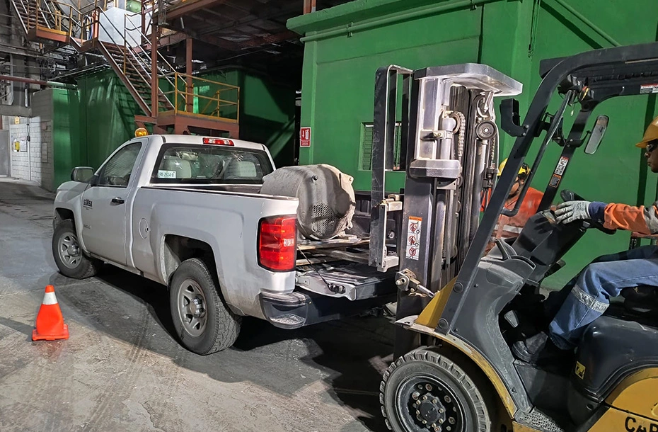 Operación de carga de motor eléctrico en unidad de transporte mediante montacargas para su traslado a taller especializado.