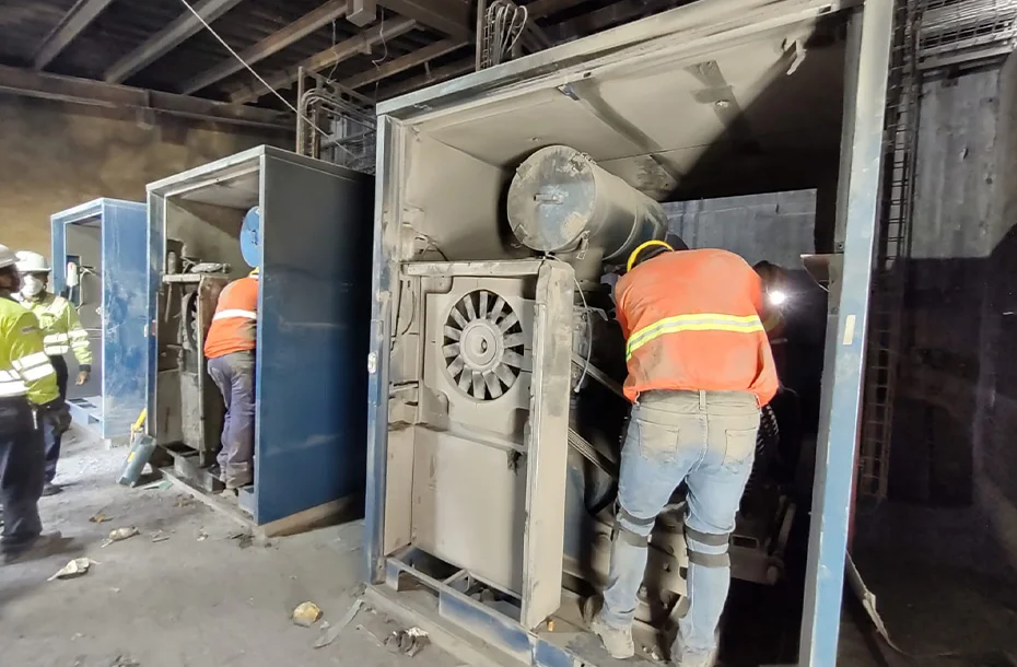 Equipo de técnicos realizando mantenimiento simultáneo a múltiples unidades industriales para minimizar tiempos de inactividad.
