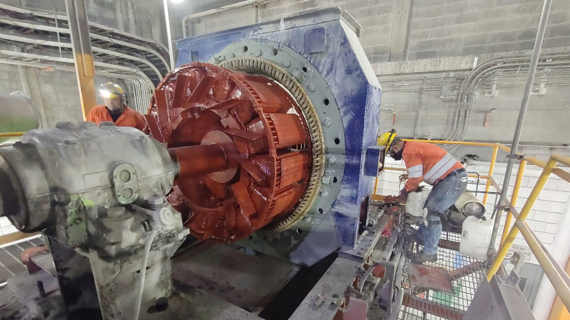 Personal de ingeniería de campo trabajando en el ensamble y alineación de un rotor de gran capacidad en planta.