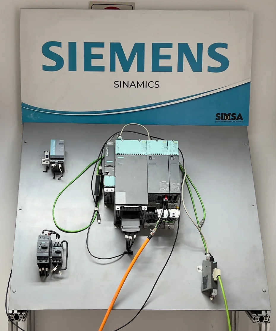 Sistema de drives Siemens Sinamics montado en banco de diagnóstico con cableado de comunicación.