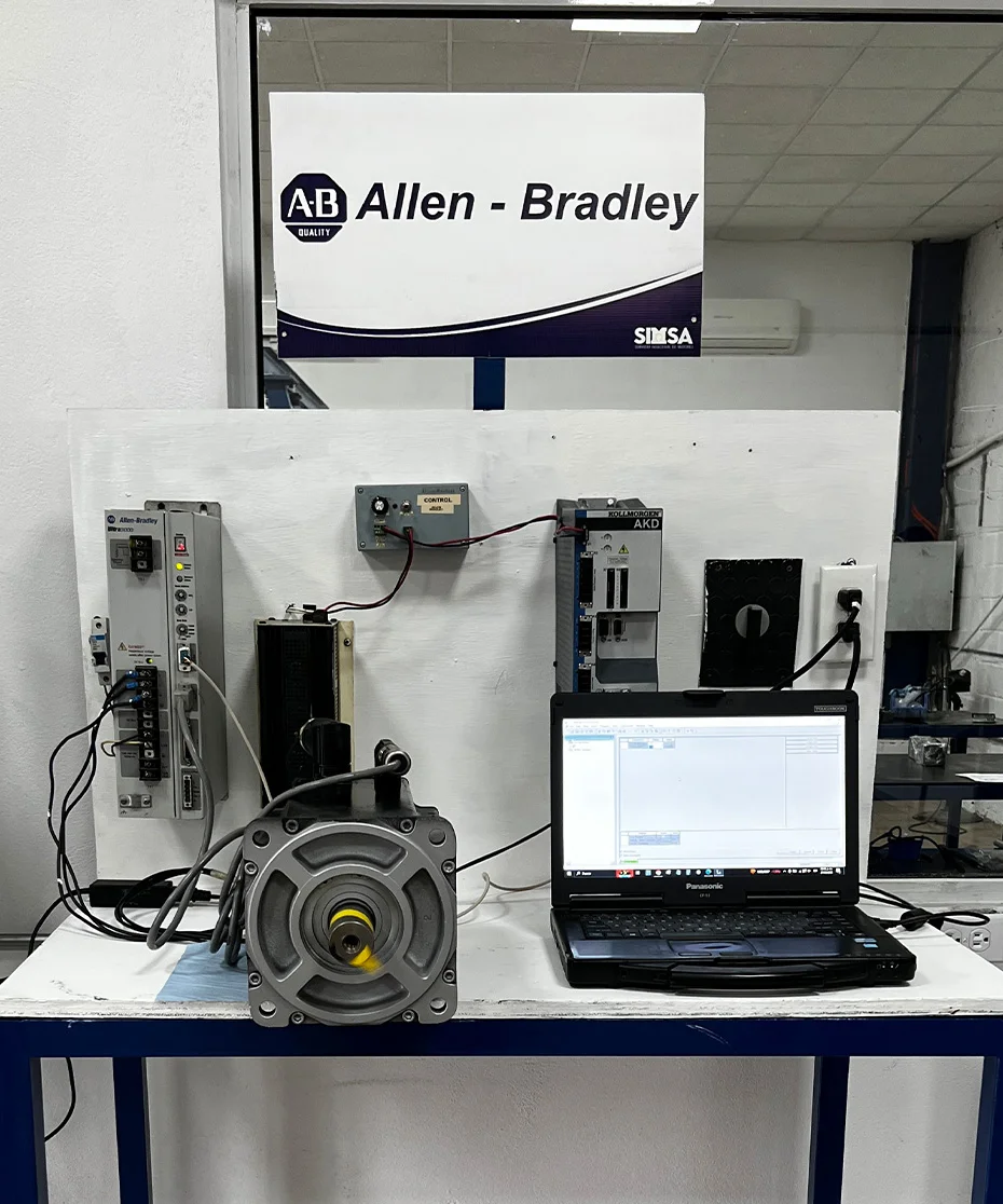 Diagnóstico de servodrive Allen-Bradley Ultra3000 y motor mediante software en laptop.