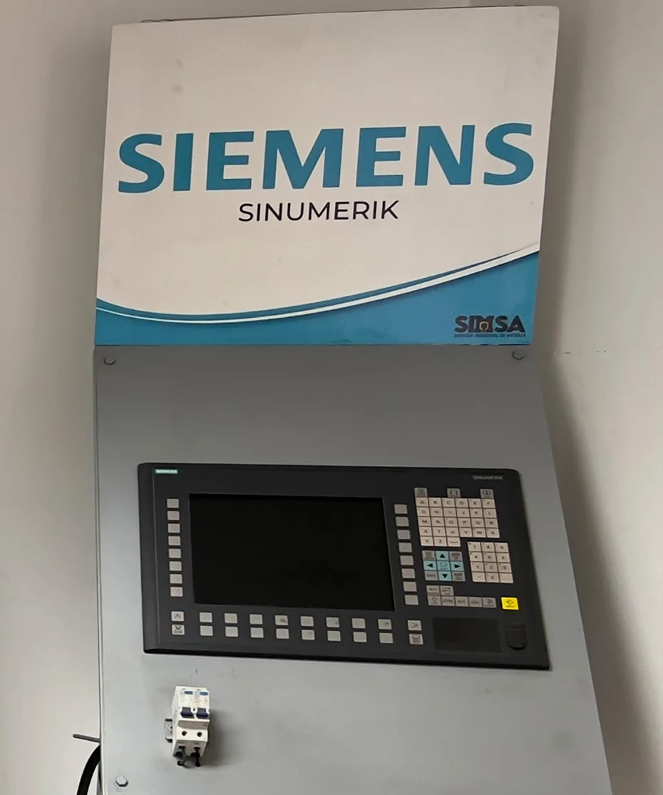 Terminal de control Siemens Sinumerik para sistemas CNC en proceso de revisión.