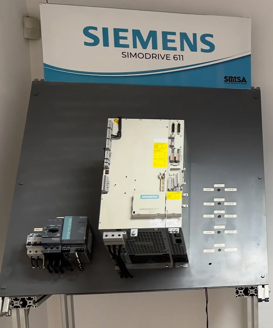 Módulo Siemens Simodrive 611 en banco de pruebas para validación de potencia.