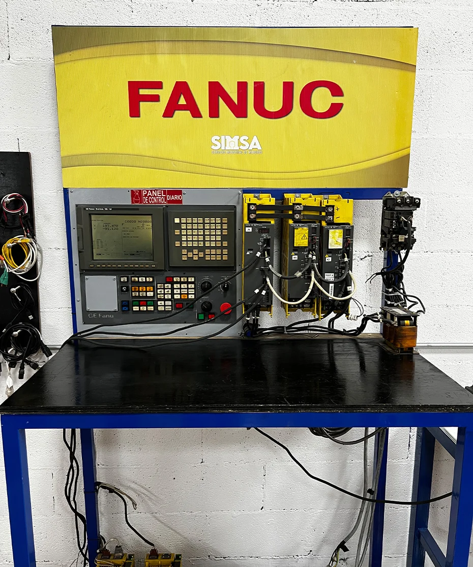 Banco de pruebas para CNC y servodrives Fanuc con panel de control operacional.