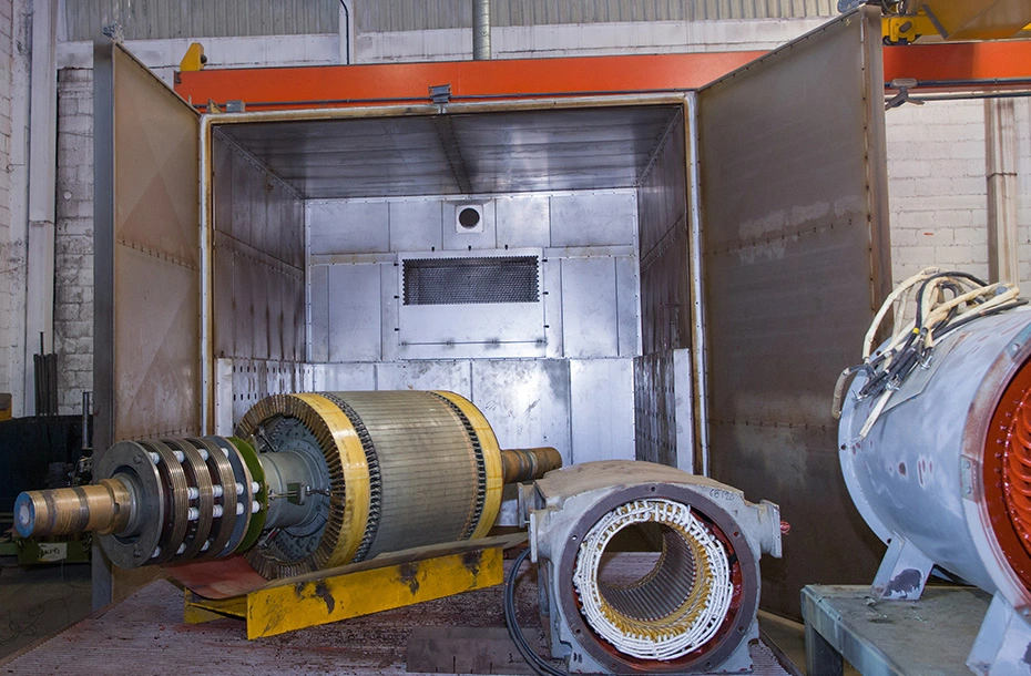 Estator y rotor industrial preparados para proceso de secado y curado en horno de alta capacidad tras barnizado.