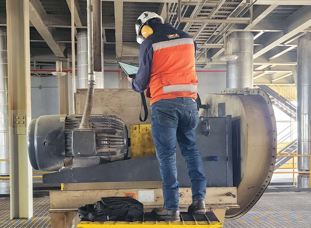 Técnico de SIMSA realizando la inspección de un ventilador industrial mediante el servicio de monitoreo remoto TRUST.